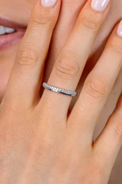 ZINZI zilveren ring bezet met een rij witte zirkonia’s in verfijnde chatonzetting met subtiel zichtbare zilveren scheen ZIR2870