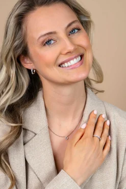 ZINZI zilveren ring bezet met een rij witte zirkonia’s in verfijnde chatonzetting met subtiel zichtbare zilveren scheen ZIR2870