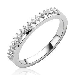 ZINZI zilveren ring bezet met een rij witte zirkonia’s in verfijnde chatonzetting met subtiel zichtbare zilveren scheen ZIR2870