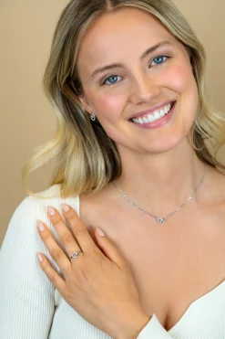 ZINZI zilveren ring 2 hartjes met elkaar verbonden, 1 hart bezet met witte zirconia's ZIR2493