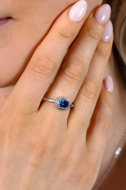ZINZI zilveren ring met achthoekige zetting en saffierblauwe kleursteen ZIR2803B