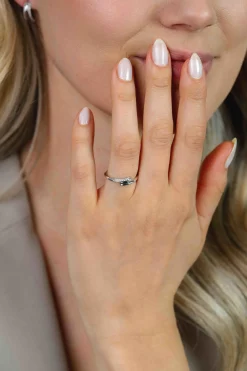 ZINZI zilveren ring met een elegante twist en met witte zirkonia’s die perfect in de vorm meelopen ZIR2833