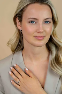 ZINZI zilveren ring met een elegante twist en met witte zirkonia’s die perfect in de vorm meelopen ZIR2833