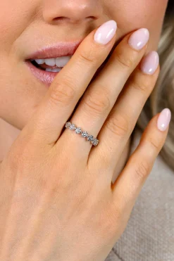 ZINZI zilveren ring met een rij roosjes bezet met witte zirkonia’s in het midden ZIR2873