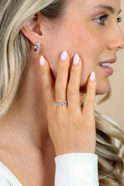 ZINZI zilveren ring met een sierlijk golvend design, bezet met witte zirkonia’s in verfijnde zetting ZIR2877