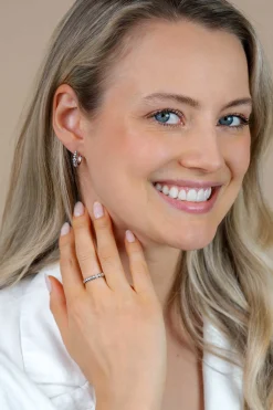 ZINZI zilveren ring met sierlijk gladde ovalen, waarbij de middelste is bezet met witte zirkonia’s ZIR2876