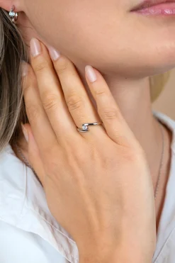 ZINZI zilveren ring (6mm breed) met ronde zirkonia, sierlijk omklemd door twee banen ZIR2766