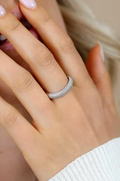 ZINZI zilveren ring volledig bezet met pavé gezette witte zirkonia’s in een vloeiende lijn ZIR2883