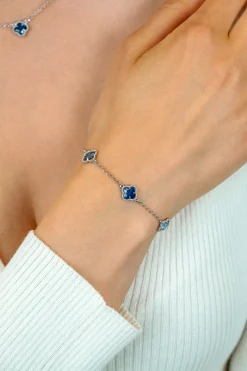 ZINZI zilveren schakel armband met twee lichtblauwe klavers en een donkerblauwe klaver in het midden 17-20cm ZIA2663B