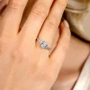 ZINZI zilveren verlovingsring met grote ovale witte zirkonia (7mm) en kleinere zirkonia's, met klein hartje aan de zijkant ZIR2698